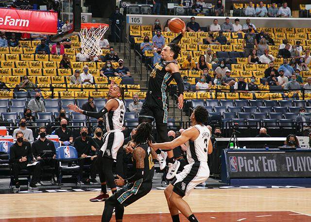 开云中国-内线+防守助灰熊留住希望 再战勇士三分球成关键